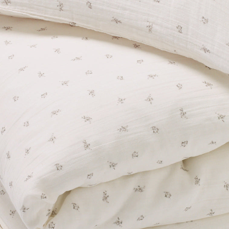 Close up of 100% cotton taupe rose printed duvet set for children